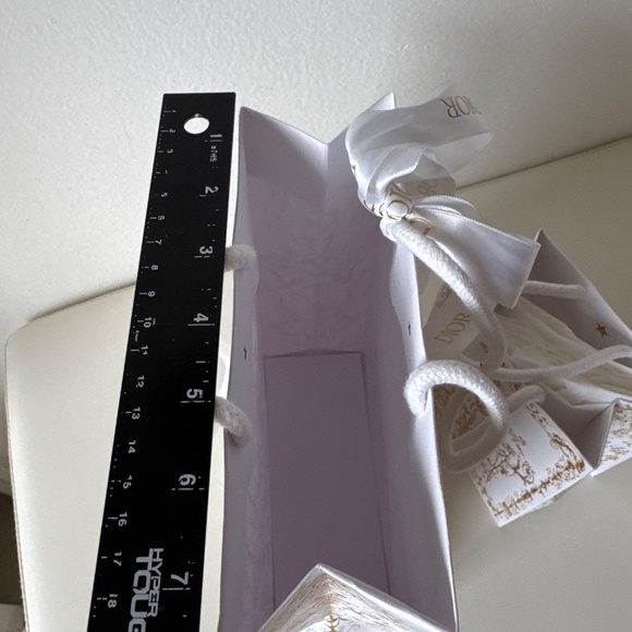 Christian Dior Holiday Printed Shopping Bags with Ribbon & Printed Tissue Paper - Picture 6 of 12